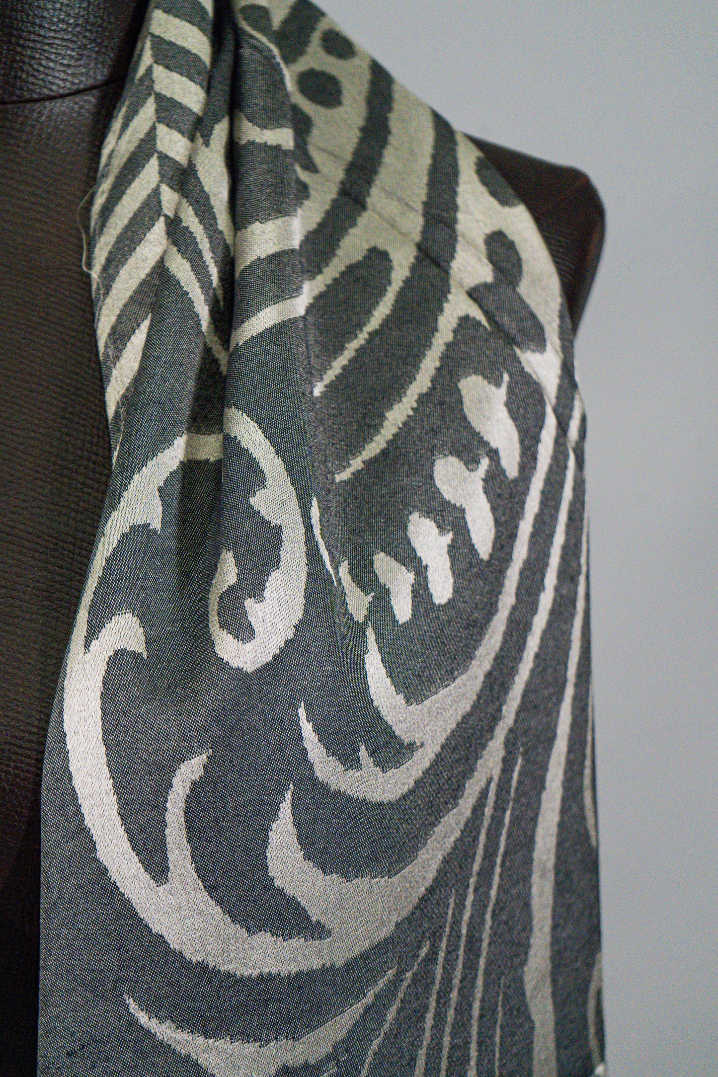 Silk Motives - Dark Gray04